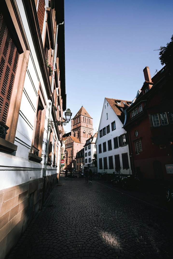 Camion de transport de béton sur une route alsacienne